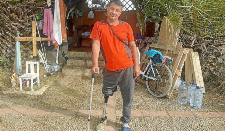 Nea Costică a plecat la muncă în Spania, unde a rămas fără un picior. Acum, a ajuns să doarmă în piață și nu-și găsește un loc de muncă 25