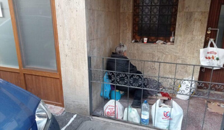 O bătrână de 70 de ani a fost găsită dormind pe stradă, în frig. Doar un câine îi ținea de cald. Cu el își împarte și mâncarea și bucata de carton devenită culcuș 25