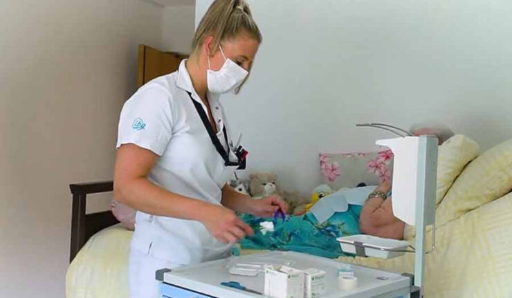 O bătrânică umilită de infirmierele de la SJU Craiova: „Nu suntem plătite să vă cărăm în spate”. De-a dreptul revoltător 25