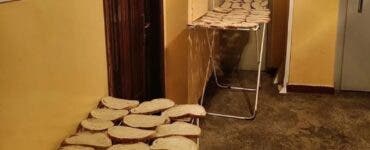 O familie a pus la uscat 50 de felii de pâine în scara blocului