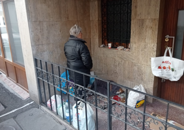 O bătrână de 70 de ani a fost găsită dormind pe stradă, în frig. Doar un câine îi ținea de cald. Cu el își împarte și mâncarea și bucata de carton devenită culcuș 26