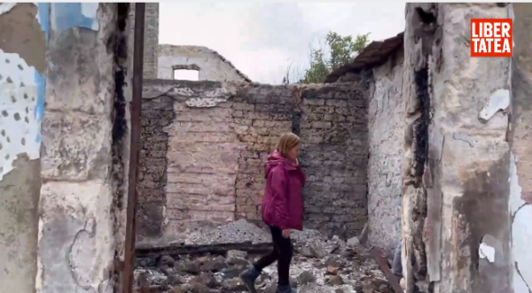 Serghei a ghidat rachetele ucrainenilor spre propria casă. A vrut să scape de rușii, care-l alungaseră din locuință: „Ne-au pus pe fugă”. Au rămas doar ruine și o poză cu fiul lui 27 rusi