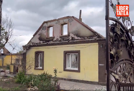 Serghei a ghidat rachetele ucrainenilor spre propria casă. A vrut să scape de rușii, care-l alungaseră din locuință: „Ne-au pus pe fugă”. Au rămas doar ruine și o poză cu fiul lui 28 rusi