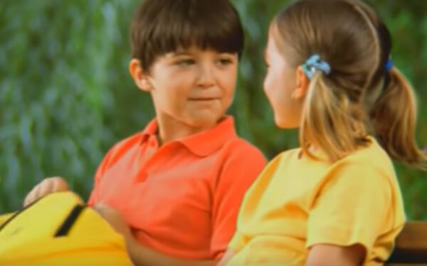 Cum arată astăzi Noni Ene, băiatul din reclama în care rostea: „Dacă mă sărută data viitoare?”. Tânărul e de nerecunoscut 26 Noni Ene