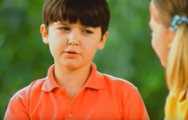 Cum arată astăzi Noni Ene, băiatul din reclama în care rostea: „Dacă mă sărută data viitoare?”. Tânărul e de nerecunoscut 27 Noni Ene
