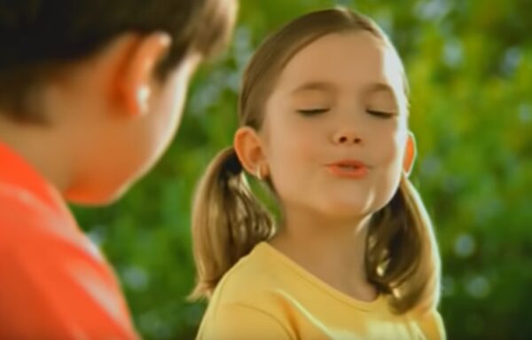 Cum arată astăzi Noni Ene, băiatul din reclama în care rostea: „Dacă mă sărută data viitoare?”. Tânărul e de nerecunoscut 28 Noni Ene