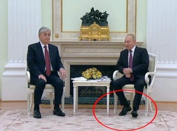 Momentul când picioarele lui Vladimir Putin tremură, semn că e posibil să aibă Parkinson. Se zvonește că e grav bolnav