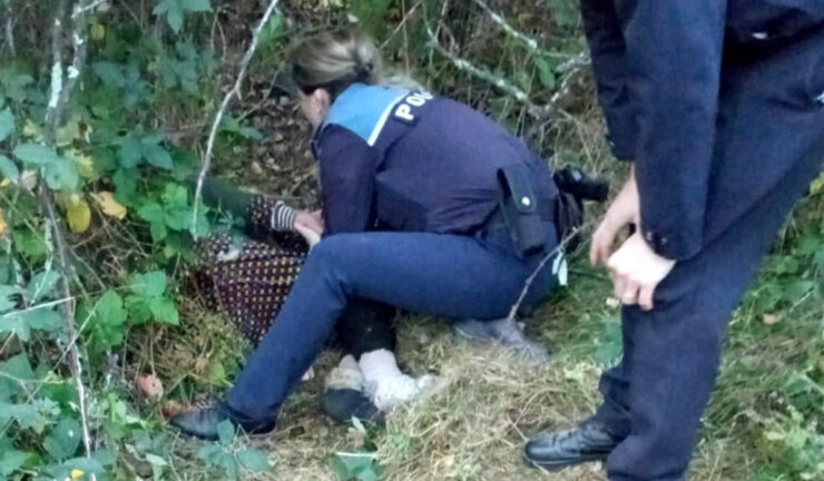 Tanti Florentina, în vârstă de 88 de ani, a plecat să caute păpădie pentru găini și i s-a făcut rău. Polițiștii i-au salvat viața, după ce au găsit-o căzută în șanț 25
