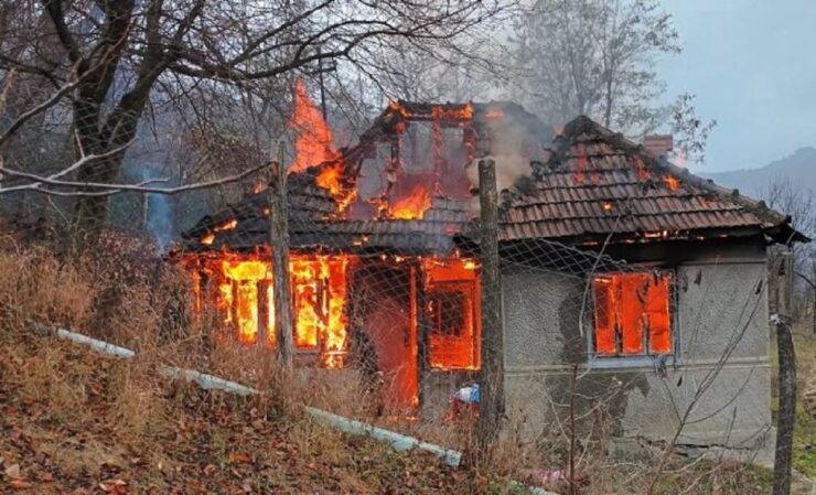 Un bebeluș și sora lui au murit arși de vii sub privirile neputincioase ale vecinilor. Casa lor a luat foc, iar mama era plecată de acasă 25 Un bebeluș și sora lui au murit arși de vii sub privirile neputincioase ale vecinilor