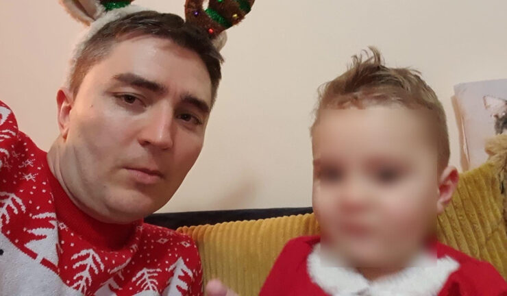 Un român din Anglia, amendat dintr-un motiv incredibil. A oprit mașina să își ajute fiul care tușea în spate 25