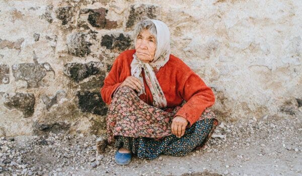 Ce a făcut o bătrână din România, care avea doar 1 leu ca să-și ia o pâine. Un tânăr a văzut totul: „Aștept să îmi treacă durerea din suflet, apoi o să vă spun”