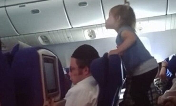 Un copil a terorizat pasagerii unui zbor de 8 ore. Părinții nu păreau deranjați