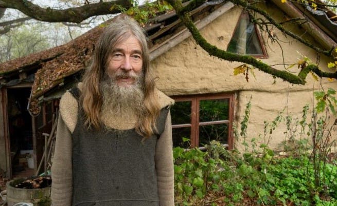 Friedmunt Sonnemann trăiește în pădure de peste trei decenii într-o colibă din noroi, fără electricitate sau apă. El nu este singurul în această situație