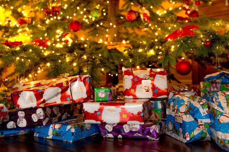 Lista de cadouri a copilului tău este „lungă de un kilometru”? Regula celor 3 cadouri de Crăciun te va salva!