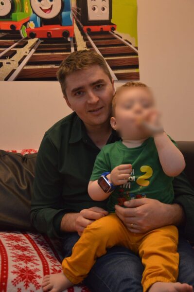 Un român din Anglia, amendat dintr-un motiv incredibil. A oprit mașina să își ajute fiul care tușea în spate 26