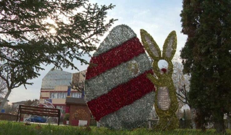 De Crăciun, vine Iepurașul. O localitate din România a fost împodobită pentru sărbătorile de iarnă cu decorațiuni de Paște
