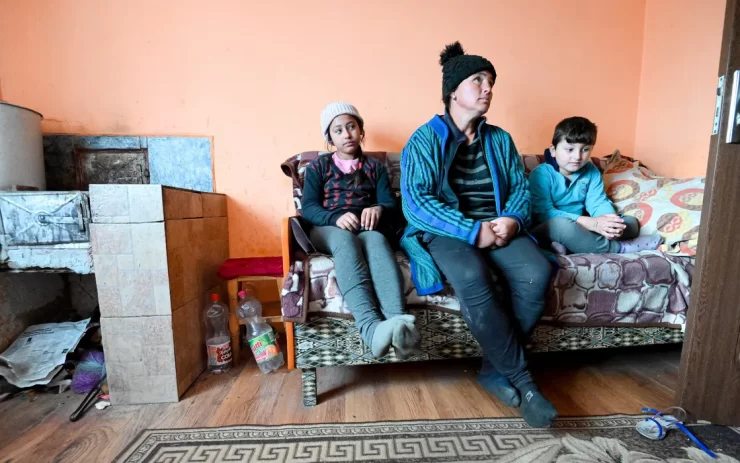 În prag de Crăciun, familia Ecaterinei nu are mâncare, căldură sau apă. Cinci suflete se chinuie să trăiască de la o zi la alta 25 Ecaterina alături de doi dintre copii