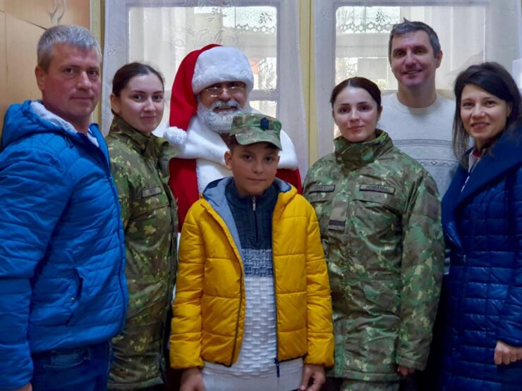 Mirel are doar 12 ani și duce pe umeri povara vieții de adult. Ce i-a cerut lui Moș Crăciun te va lăsa fără cuvinte 25 Mirel