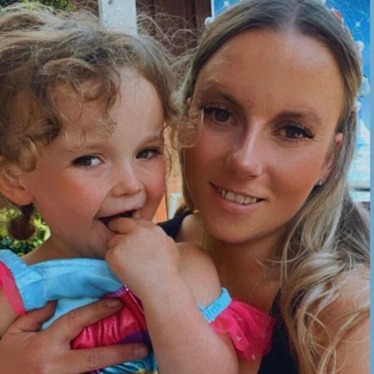Apelul disperat al unei fetițe de patru ani: «Mami doarme şi nu o pot trezi». Povestea care te va face să lăcrimezi» 25 beckka alaturi de fiica sa miley