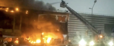Un incendiu uriaș a cuprins un centru comercial din suburbia Moscovei. Flăcările s-au extins pe o suprafață de aproximativ 7.000 de metri pătrați FOTO