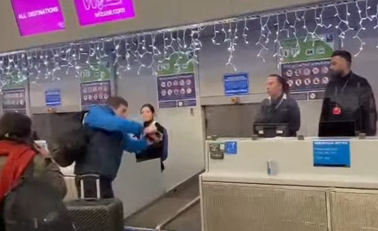 Sute de oameni blocați în aeroportul din Luton! Replica incredibilă a unui român, după ce a cedat nervos și și-a rupt pașaportul 25 roman aeroport