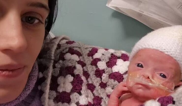 O femeie a devenit mamă deși medicii i-au spus că bebelușul i-a murit în pântece