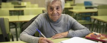 O bunică de 92 de ani a uimit întreg mapamondul! Femeia merge la școală 4 zile pe săptămână: „Niciodată nu e prea târziu să înveți” VIDEO