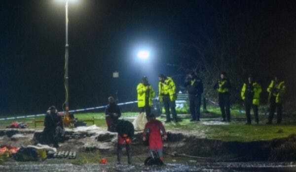 Trei dintre cei patru copii scoşi dintr-un lac îngheţat au murit. De ce sunt în alertă și acum polițiștii britanici