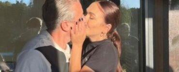 Cât valorează rochia de Crăciun îmbrăcată de Corina Caciuc, partenera de viață a lui Laurențiu Reghecampf