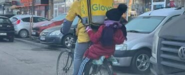 curier glovo cu fetița în spate