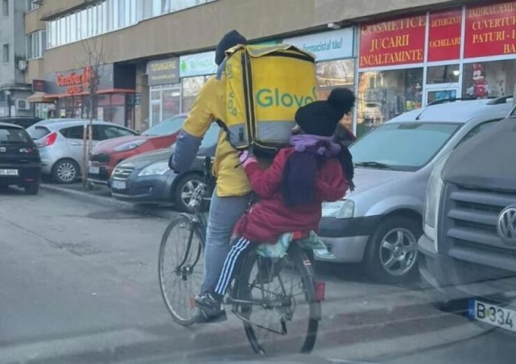 curier glovo cu fetița în spate