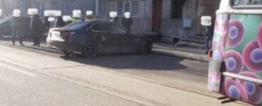 O șoferiță din Brăila a parcat pe linia de tramvai și s-a dus să-și pună gene false