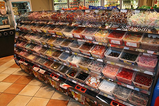 Alertă alimentară în România! O bucată de metal a fost găsită în compoziția unui produs 25 ikea bomboane