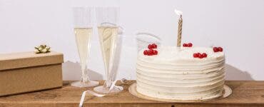 Rețeta perfectă pentru Revelion: tort cu cremă de șampanie