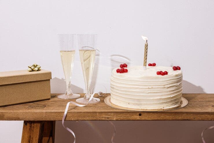 Rețeta perfectă pentru Revelion: tort cu cremă de șampanie