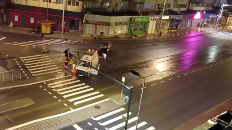 Un șofer beat a intrat, în plin, într-o ambulanță aflată în misiune. Pacienta din salvare acuză stări de rău după impact 25 accident ambulanta sofer beat