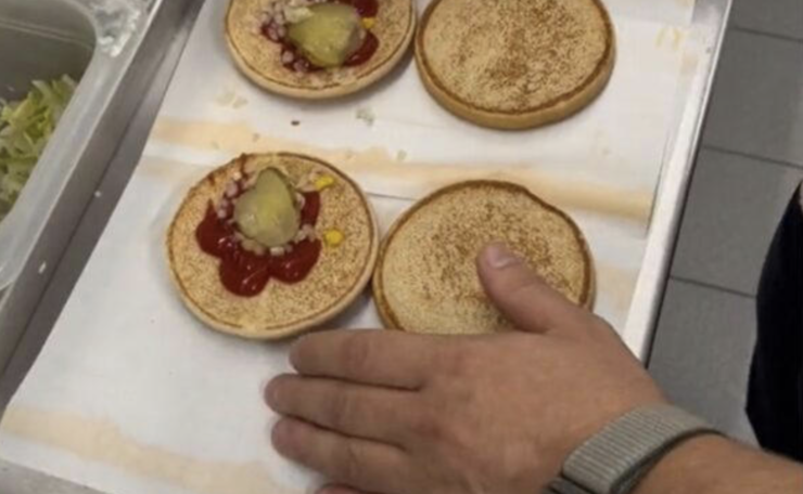 „Gata cu McDonald's pentru mine!" Un video de pregătire a unui cheeseburger McDonald's provoacă greață pe internet! VIDEO