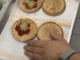 „Gata cu McDonald's pentru mine!" Un video de pregătire a unui cheeseburger McDonald's provoacă greață pe internet! VIDEO