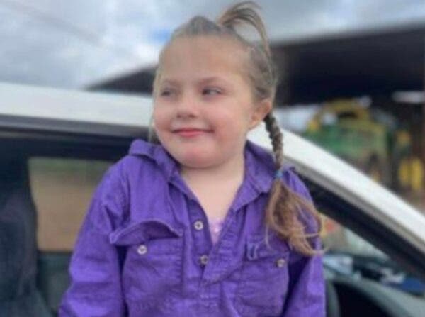 O fetiță de cinci ani s-a înecat cu un cârnat și a murit, în ciuda eforturilor mamei de a o salva. Fetița mânca gustarea ei preferată. „E imposibil să ne imaginăm viața fără ea”