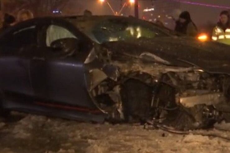 Prima ninsoare în București și primele probleme. Un șofer drogat a derapat și a pus la pământ un stâlp