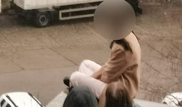 O copilă de 16 ani, salvată în ultimul moment, după ce a încercat să se arunce de pe mall-ul din Botoșani. „Tatăl vitreg ar fi încercat să o violeze"
