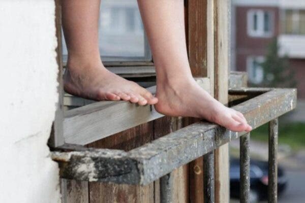 O copilă de doar 13 ani din Bacău s-a sinucis, aruncându-se de la etaj! Motivul ar avea legătură chiar cu mama ei, de meserie asistentă
