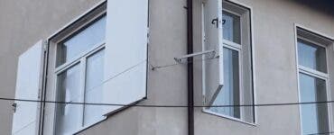 O școală din Suceava a fost „modernizată” cu uși la ferestre, în loc de obloane