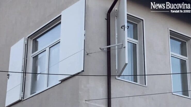 O școală din Suceava a fost „modernizată” cu uși la ferestre, în loc de obloane