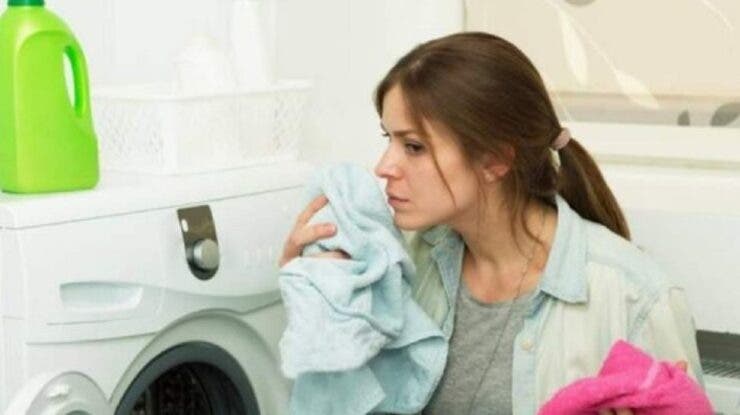 Cum cureți mașina de spălat dacă miroase urât, iar hainele nu mai ies curate după spălare