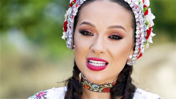 Recunoști fetița din imagine? Astăzi este una dintre cele mai apreciate artiste din România 26 vladuta lupau