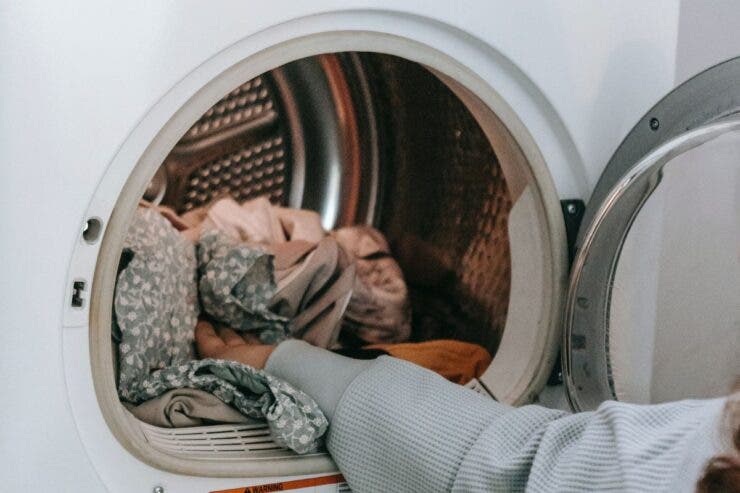 La ce temperatură să speli hainele în mașina de spălat, să îți reduci factura la curent