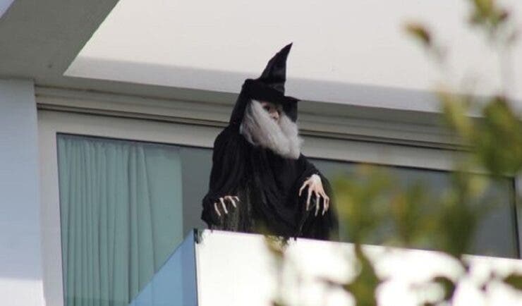 După divorț a pus în balcon o vrăjitoare să privească la casa fostei soacre. De ce a recurs la acest gest