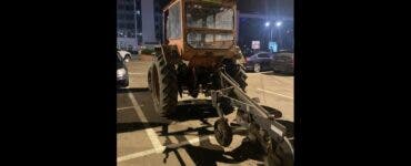 Doi bărbați din județul Iași au mers la mall cu tractorul și plugul. Ce au făcut acolo timp de două ore