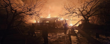 Gospodării arse din temelii în Vrancea. Pompierii s-au luptat ore în șir cu flăcările
